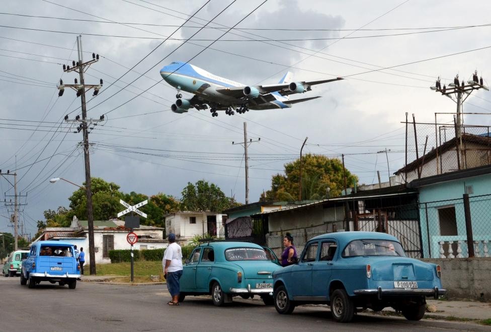 Người dân Cuba đứng xem chuyên cơ  Air Force One chở Tổng thống Mỹ Barack Obama và các thành viên trong gia đình chuẩn bị hạ cánh xuống La Habana ngày 20/3/2016. Ảnh Reuters